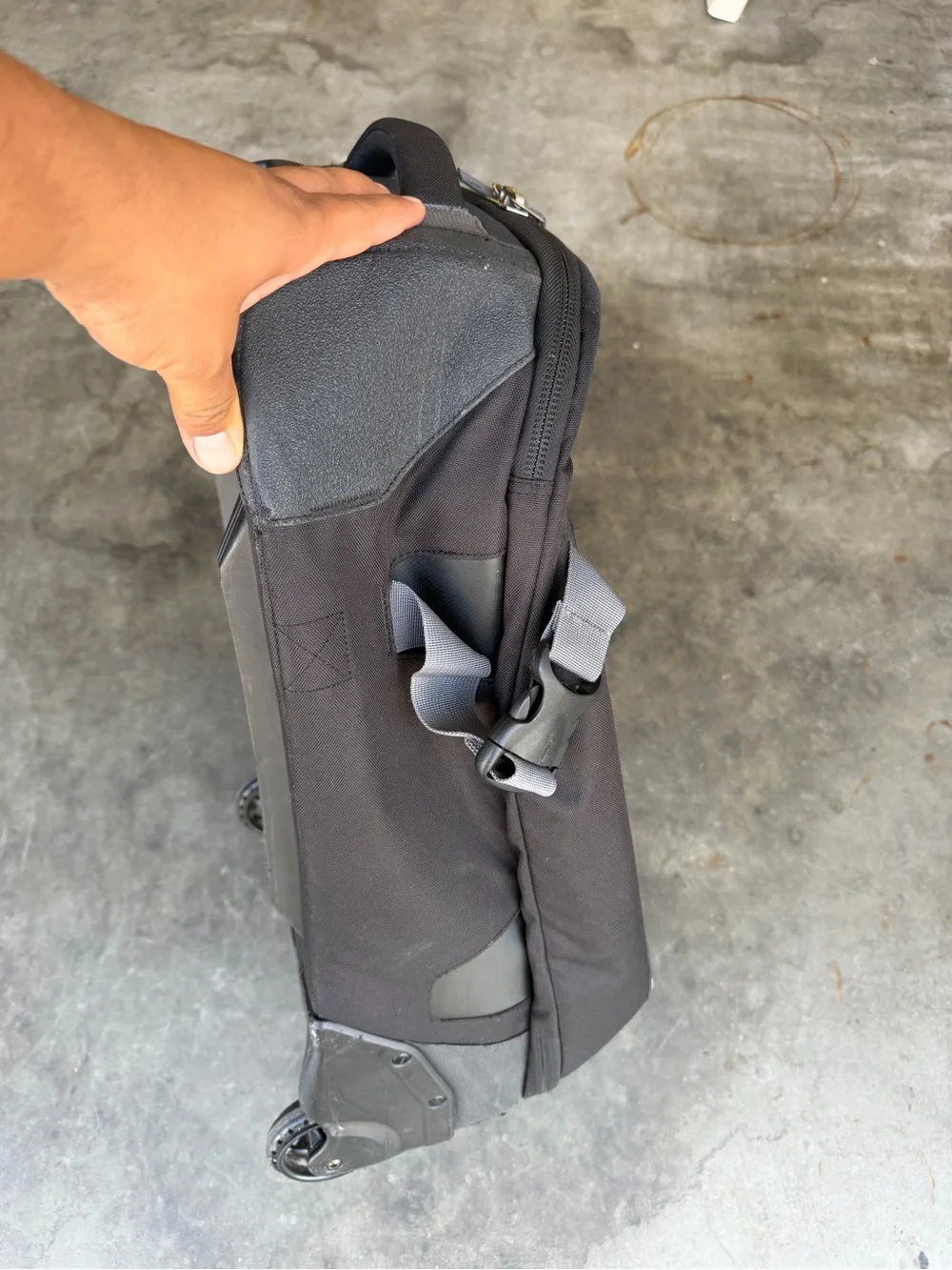 Oakley 39L Black Luggage 22” Upright Wheeled Carry On Roller Travel Bag Suitcase